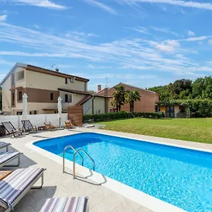 Gasthof App Sandro With Common Pool, Poreč